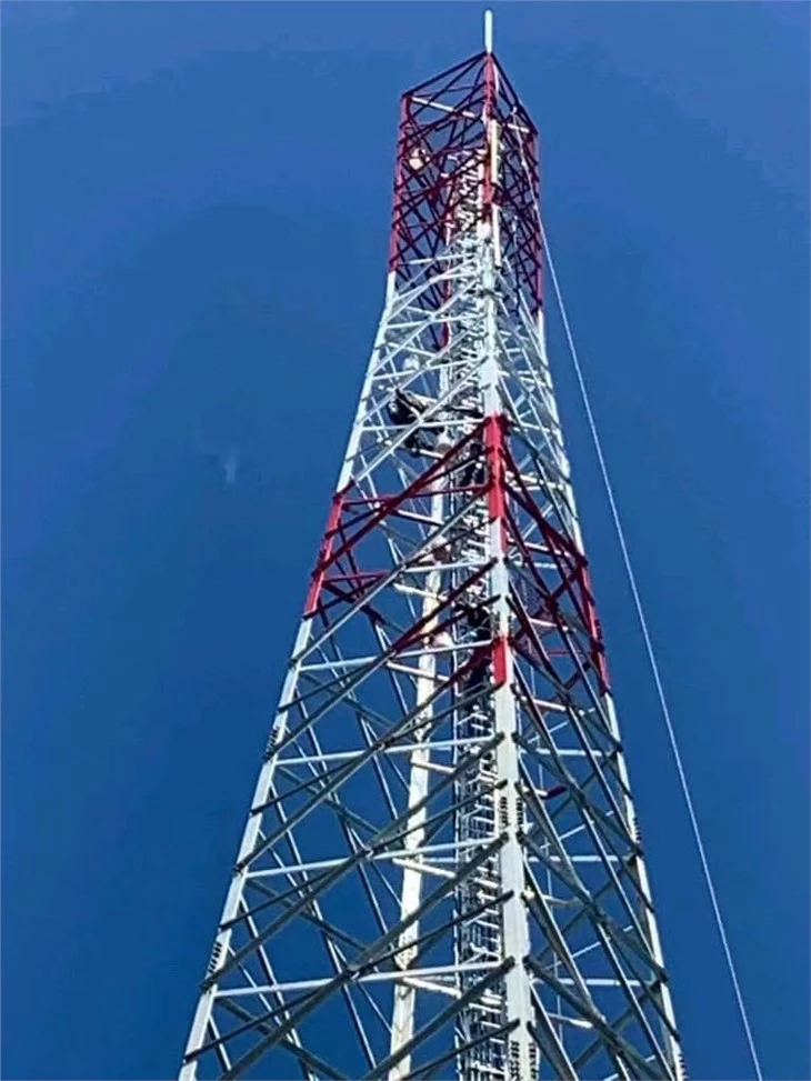 Torre d'antenes sense fil de comunicació cel·lular